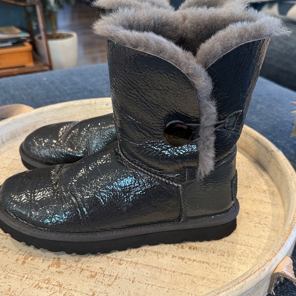 UGG Women’s Bailey Button Mirage Button Ankle Boots Gray Patent Size 8 Snow Fur - Picture 4 of 9